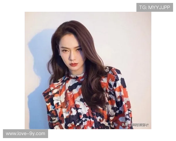 还是没有剪短头发蓄发哥长发偏分亮相全新造型引热议社交平台刷屏